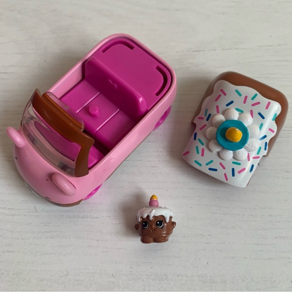 Shopkins Cutie Cars Cupcake Van and 12 Cars - Picture 3 of 16